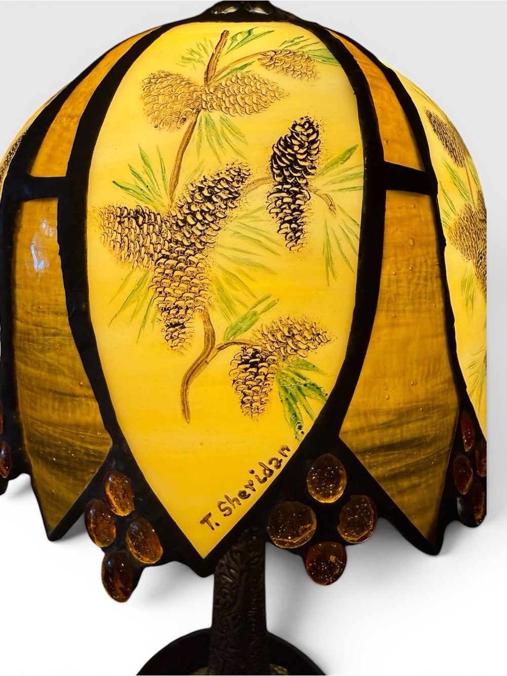 Slag glass table lamp/“pinecone"/“woodland" motif Signed by T. Sheridan - Picture 2 of 5